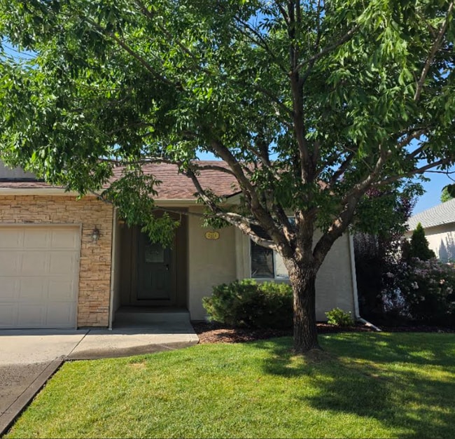 Building Photo - Beautiful single level townhouse located in quiet northwest area.