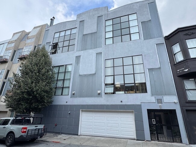 Building Photo - Recently Updated 1BD/1BATH LOFT Located By...