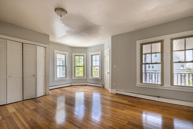 Building Photo - 383 Myrtle Ave Unit 2nd/3rd Floor