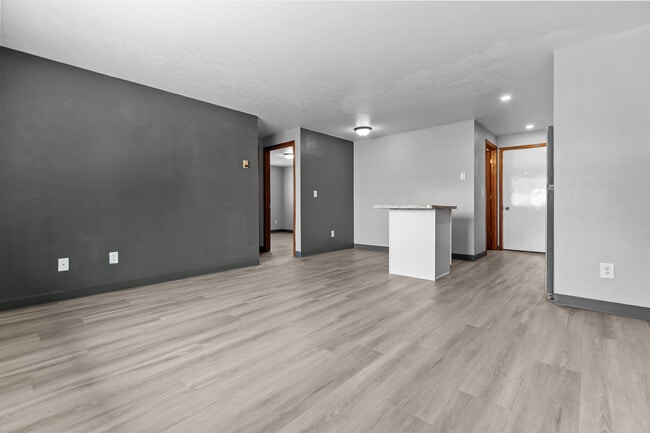 Living Area and Kitchen - 1530-1550 Moraine Ter