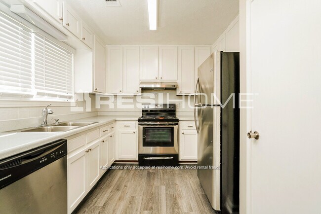 Photo - 935 River Glen Pl