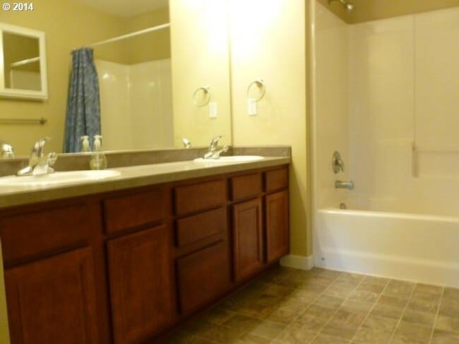 Photo - Charming 3 Bedroom 2.5 Bath Townhouse in the St. Johns Area! Garage and Washer & Dryer Provided