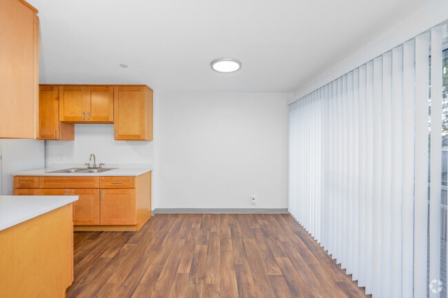2BR, 2BA - 964SF - Dining Room/Kitchen