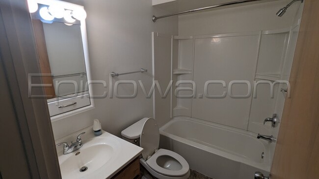 Photo - 920 F Ave NW