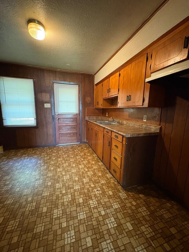 Photo - Cozy home with large living and dining area!