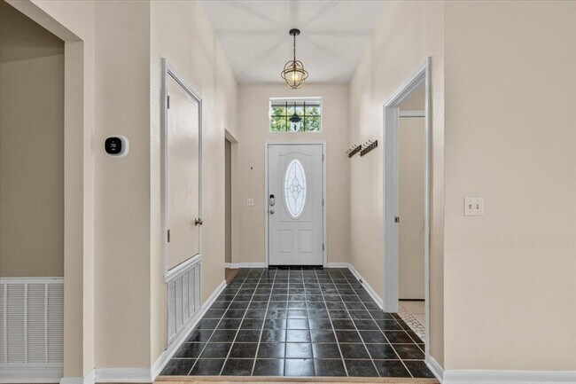 Photo - 206 Evergreen Cir