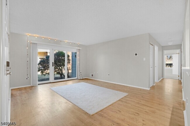 Photo - 51 Crabapple Ln