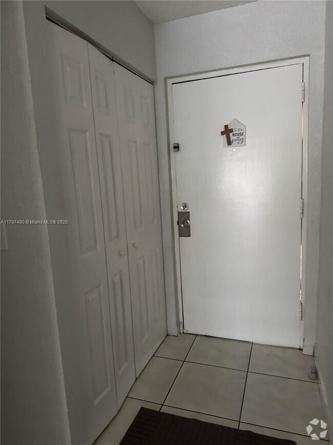 Building Photo - 1480 W 46th St Unit 203 Rental