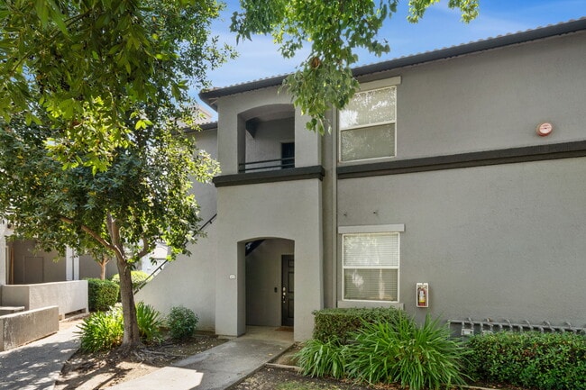 Building Photo - 5201 Laguna Oaks Dr Rental