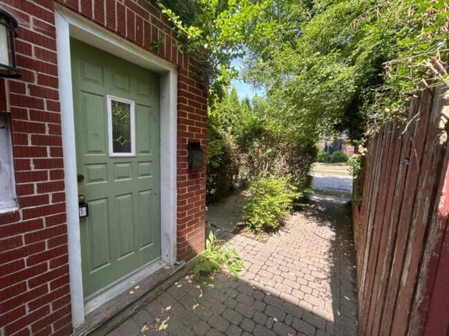 Photo - 3 bedrooms * STUDENT HOUSE * Available NOW * $650 per room * STEPS from UWO