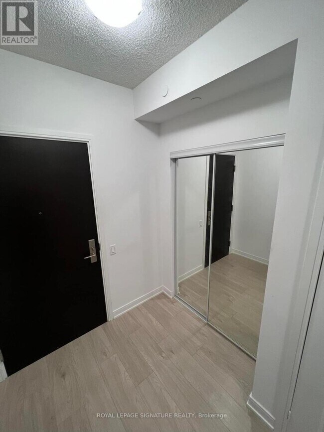 Photo - 8 Nahani Way Unité 1002