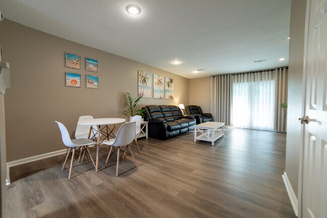 Photo - 6300 Pinetree Ave