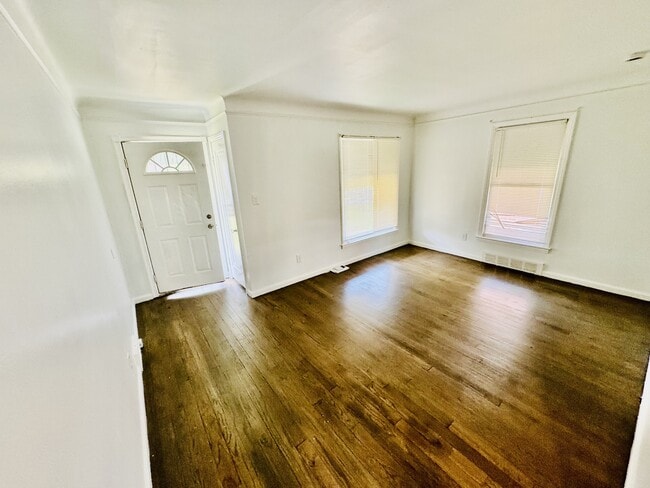 Photo - 15692 Manning St