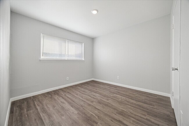 Building Photo - 1716 Crownover Rd Unit 24