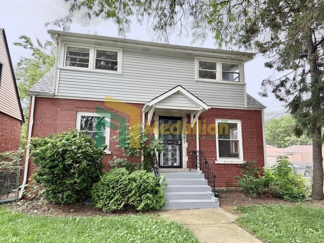 Building Photo - Updated 4-Bedroom Home with Bonus Living Space