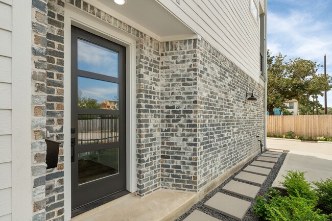 Photo - 717 Janisch Rd