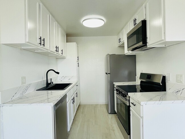 Vistas generales de la cocina - Western Serrano Ave Apartments