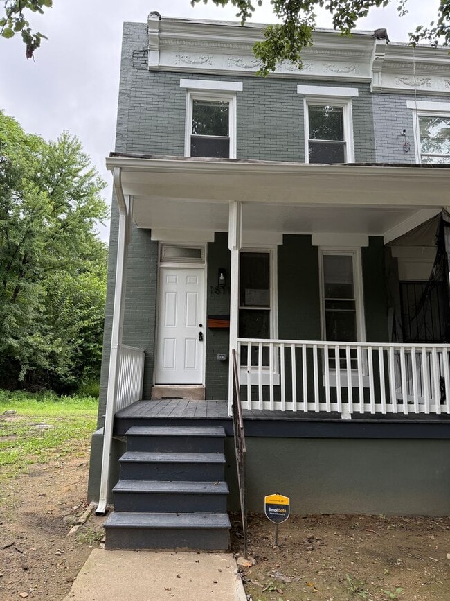 Building Photo - Newly Renovated Townhouse