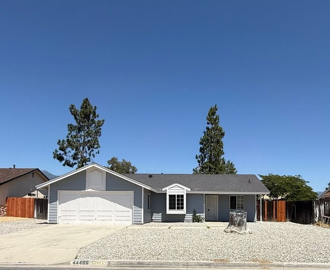 Building Photo - 4 bedroom 2 bath!