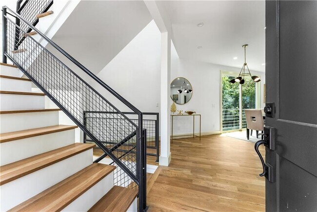 Photo - 335 Eureka Dr NE