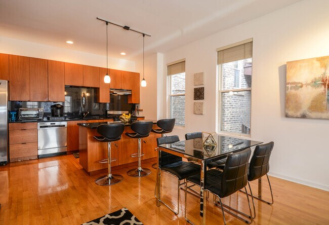 1409 N Wicker Park Ave Unit 2