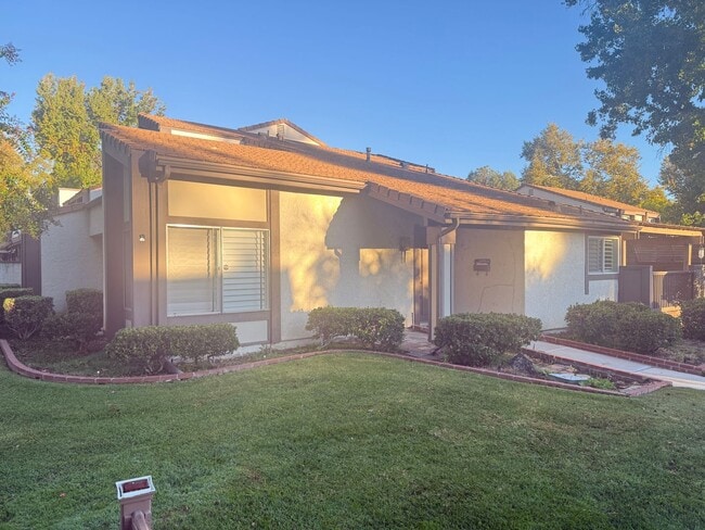 Building Photo - 4-Bedroom Plus Bonus Room Home with Golf C...