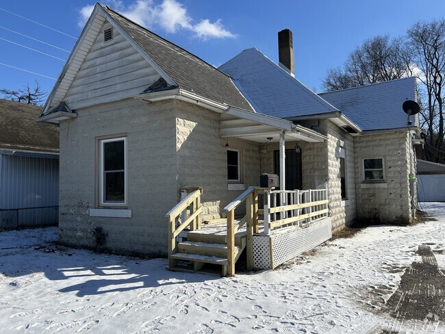 Building Photo - 732 South St Rental