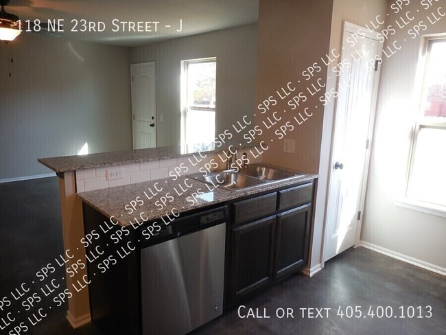 Building Photo - 118 NE 23rd St Unit J