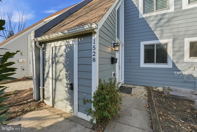 Building Photo - 1528 Goldenrain Ct