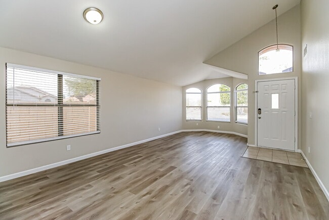 Photo - 477 E Devon Dr