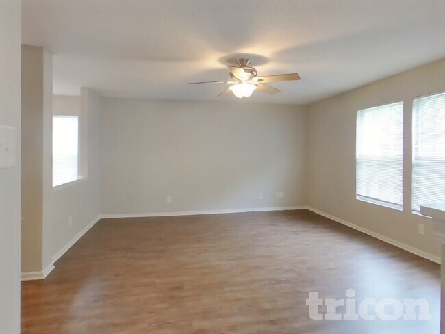Photo - 678 Runnymede Ct