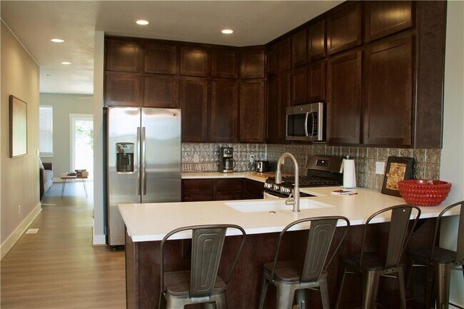 Photo - 1569 Brooks Ave