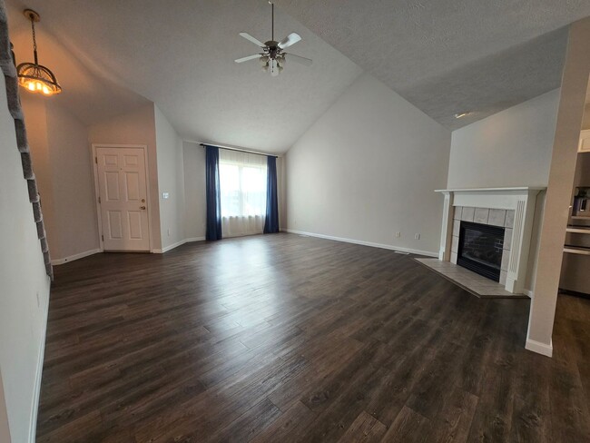 Photo - Spacious 4 Bedroom Duplex in North Normal ...