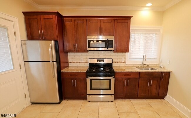 Building Photo - 93 Nichols St Unit R1