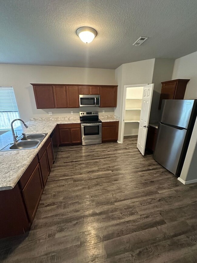 4702 W Hoover Loop