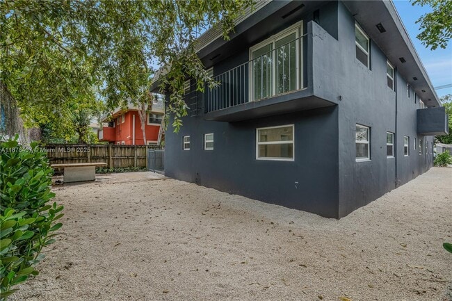 Building Photo - 421 SW 9th St Unit 2