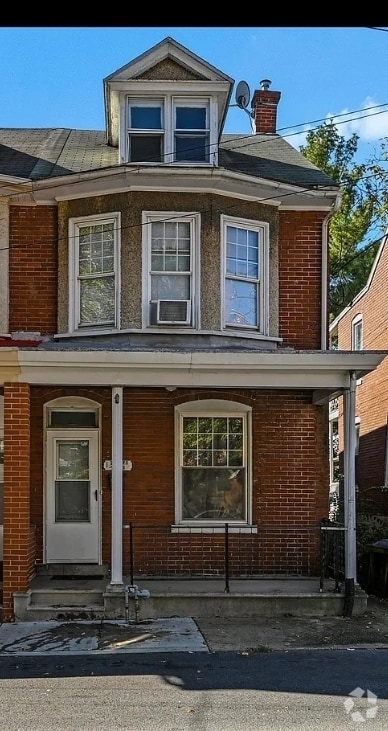 Building Photo - 135 S 11th St Rental
