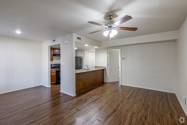 1 habitación, 1 baño, 640 pies cuadrados, sala de estar - Pavilion Place Apartments, LLC