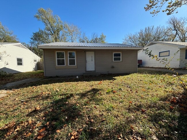 Charming 3 bed 1 bath house! - Charming 3 bed 1 bath house!