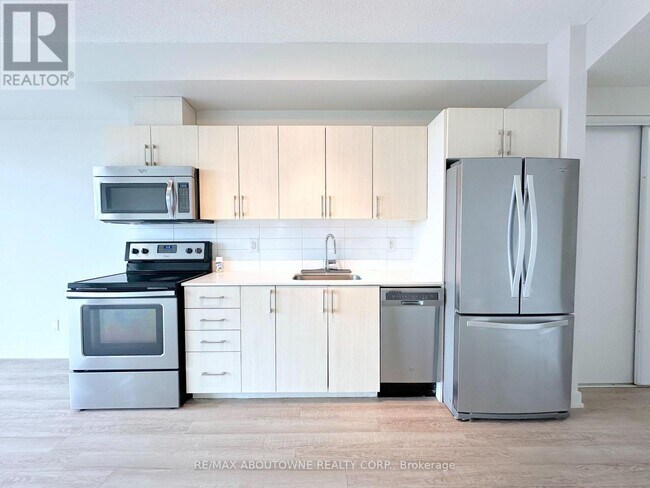 Photo - 763 Woodbine Ave