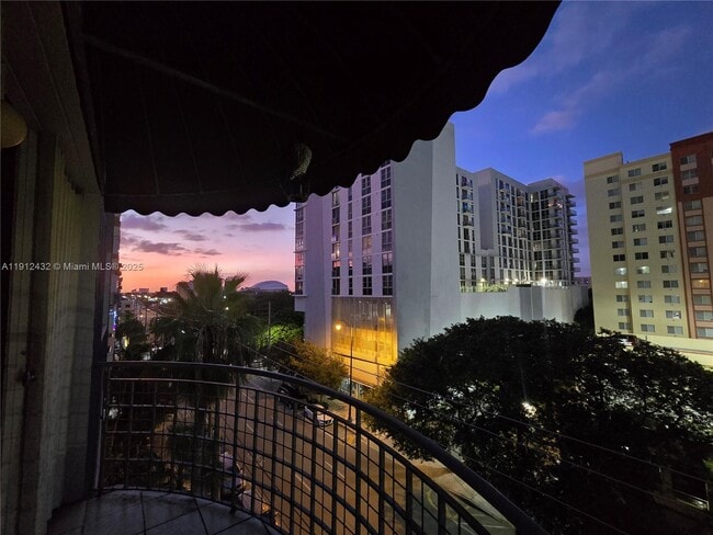 Building Photo - 546 SW 1st St Unit 612