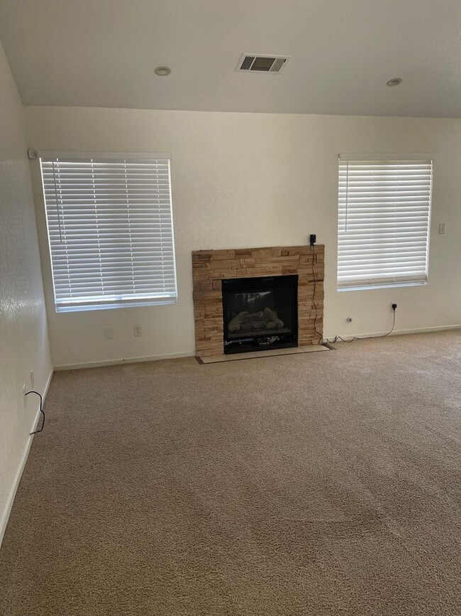 Photo - Beautiful 3 bedroom and 2 bath home ready for move in.