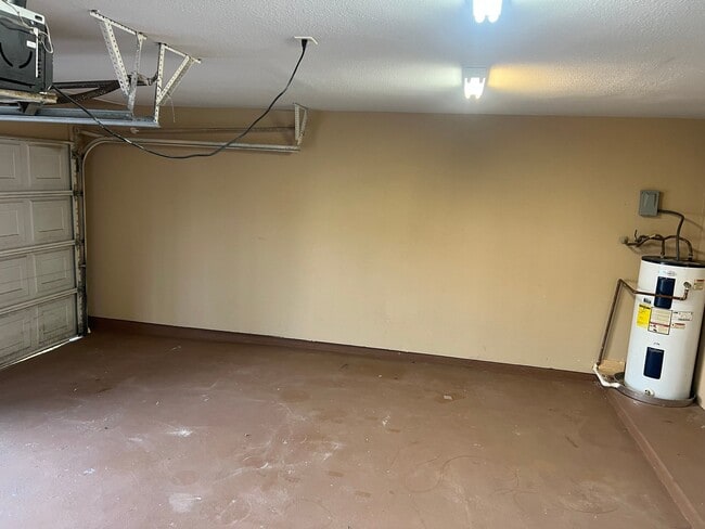 Building Photo - 5560 Maple Ridge Dr