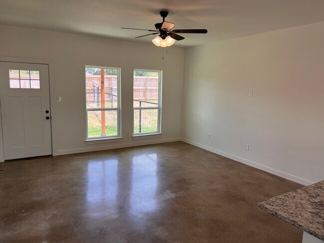 Photo - 2208 J E Woody Rd