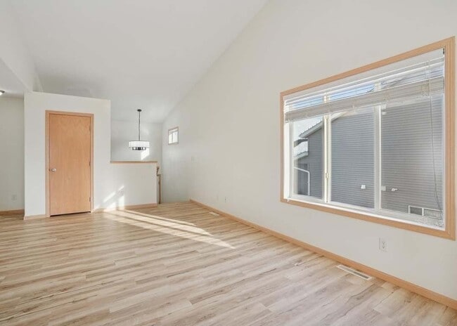 Photo - 1051-38 1/2 38 1/2 Ave W