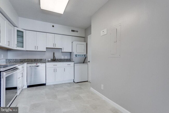 Building Photo - 5505 Seminary Rd Unit 1407N