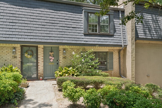 Building Photo - 140 Amherst Pl NW