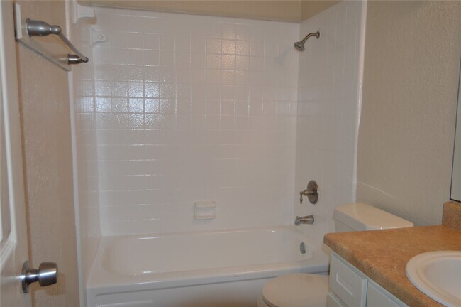 Building Photo - 8100 Creekbend Dr Unit 174