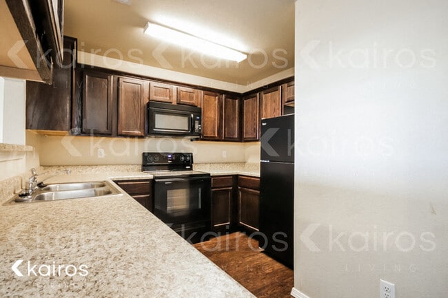 Photo - 5005 Thomas St