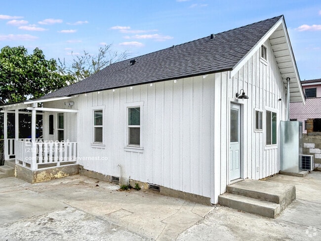 Building Photo - Lovely 2-Bedroom Duplex with Modern Comfor... Rental
